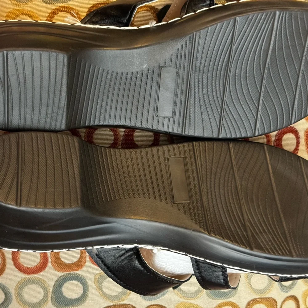 Light as a feather and super comfy sandal with flower design. Size 10 - Picture 4 of 4